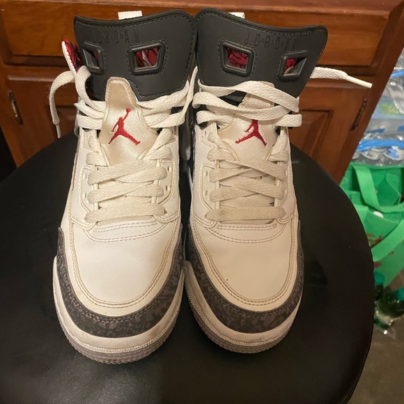 Size 6 which is a woman’s size 7. Retro Jordans in good condition. - Picture 4 of 4